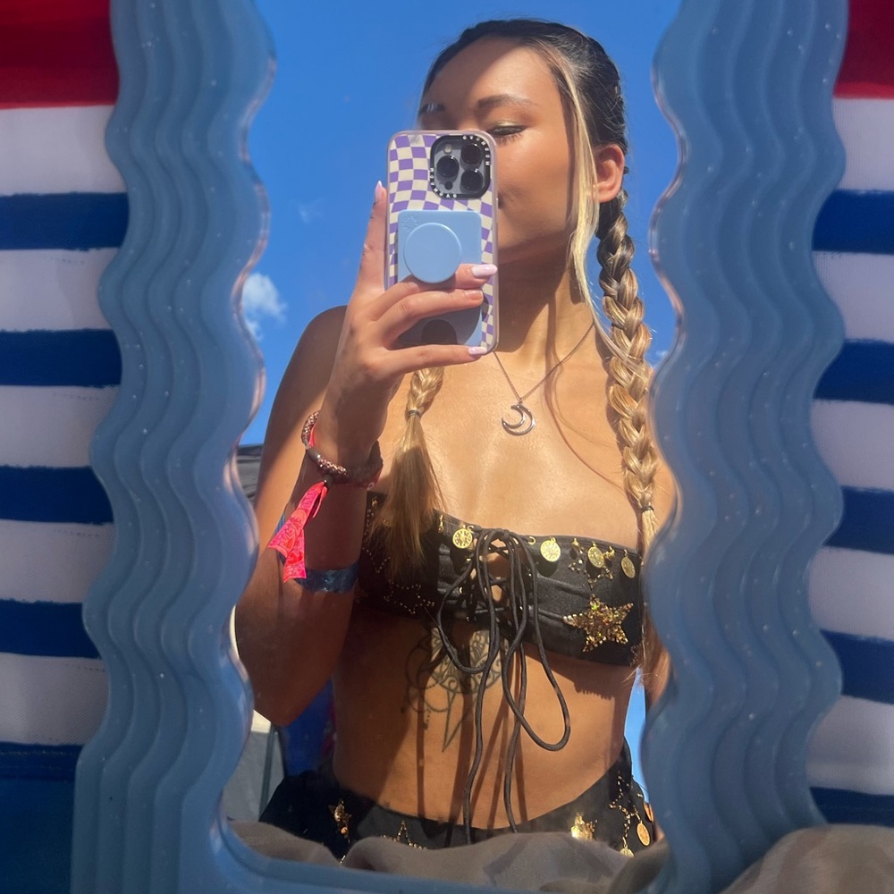 Black Star-Embellished Crop Top - Picture 3 of 6